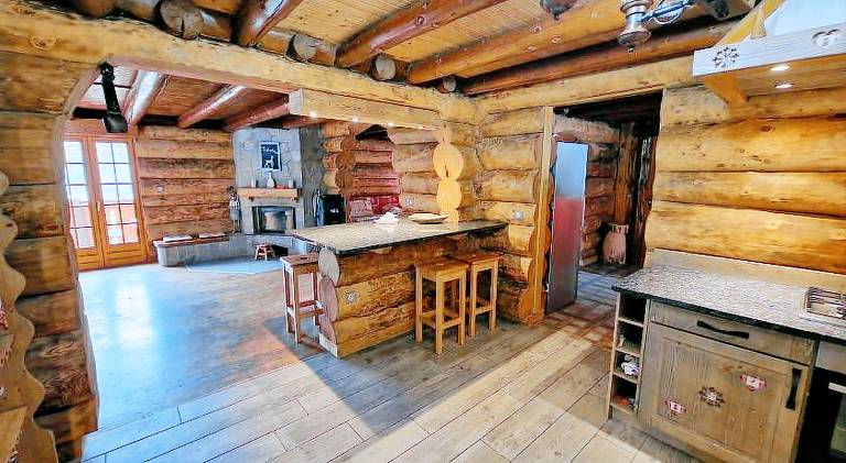 Chalet with hot tub | Pets allowed — photo 4