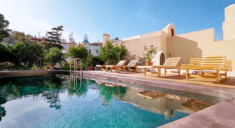 Rental apartment with pool, yard & patio | Pets allowed in Santorini
