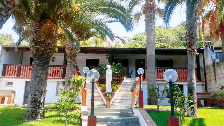 Villa with garden, patio & grill | Sea view — photo 2