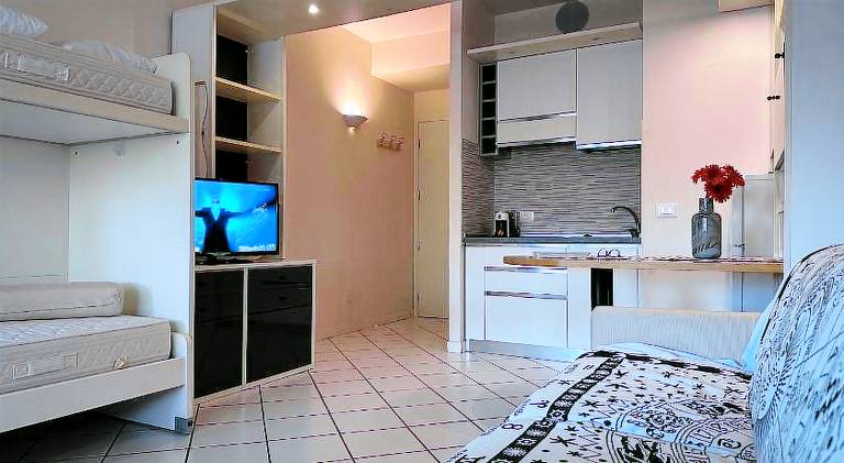 Serviced apartment with garden & patio — photo 2