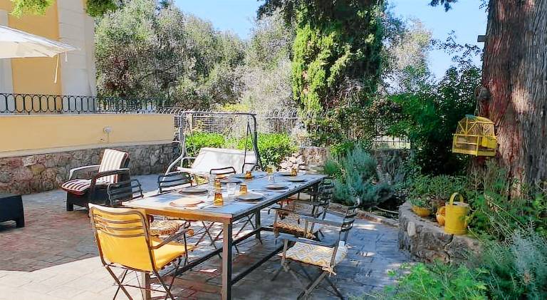 House with yard, patio & BBQ — photo 2