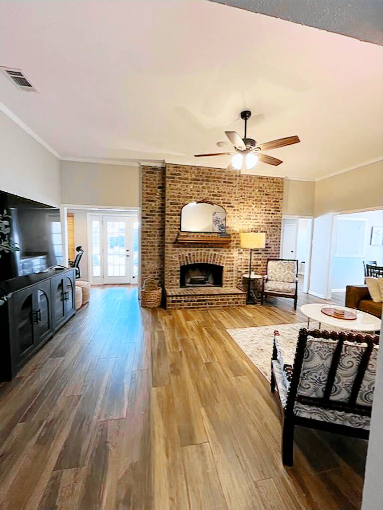 Whole House, No Stairs, King Bed, Full Kitchen & Relaxing Backyard — photo 2
