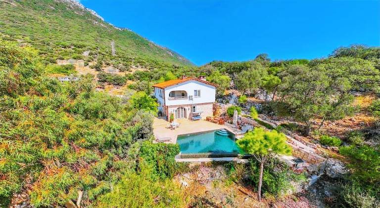 Villa with private pool, barbecue & terrace — photo 3