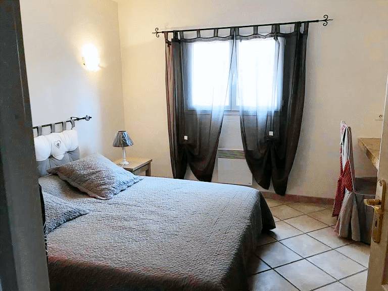 Rental apartment with pool, garden & grill | City view — photo 3