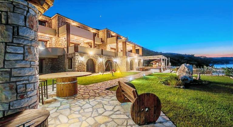 Pleasant villa with barbeque, yard & patio | Good for workation | Pets allowed — photo 3
