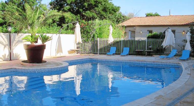 Serviced apartment with pool, yard & barbecue — photo 5