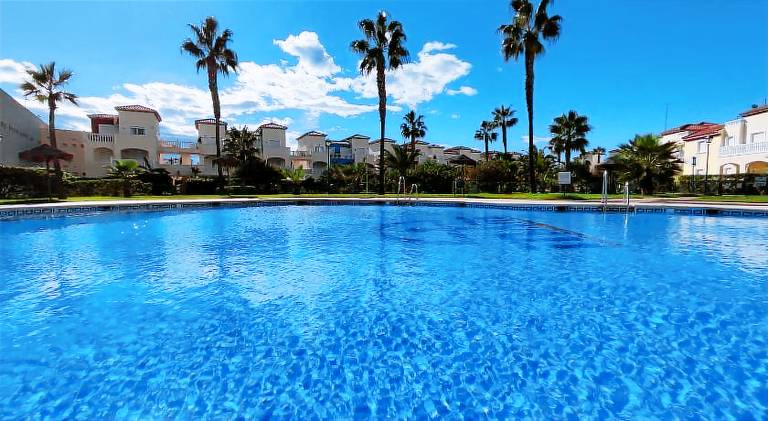 Apartment with pool — photo 3