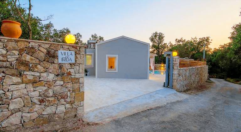 Villa with pool — photo 5