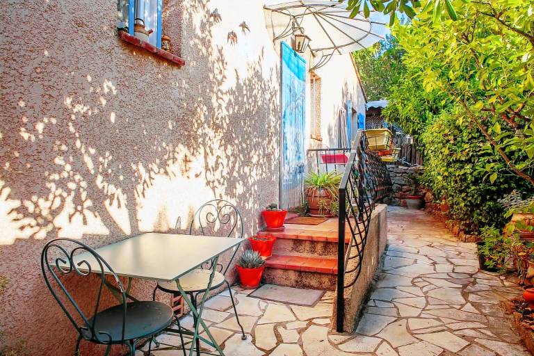Children-friendly beautiful vacation home with yard, terrace & fast internet | Mountain view | Suitable for remote work | Pets allowed in La Valette-du-Var