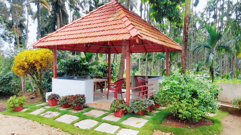 Vacation home with barbecue, garden & pool | Water view | Suitable for remote work — photo 4