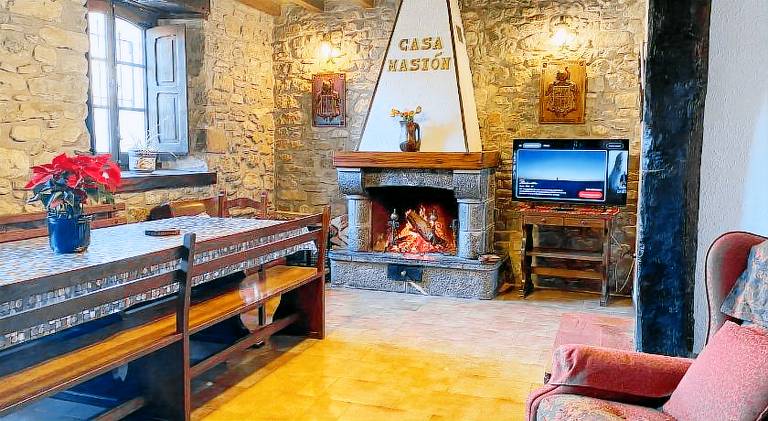 Fully equipped vacation home with terrace, barbeque & yard | Pets allowed — photo 4