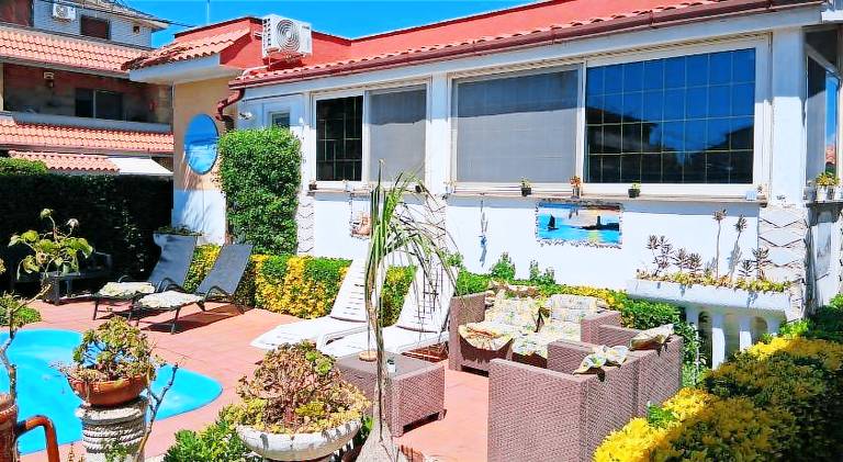 Vacation home with pool — photo 5