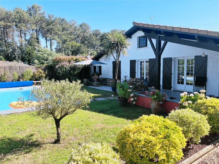 Fully equipped house with BBQ, terrace & private pool | Pool view | Pets allowed — photo 4