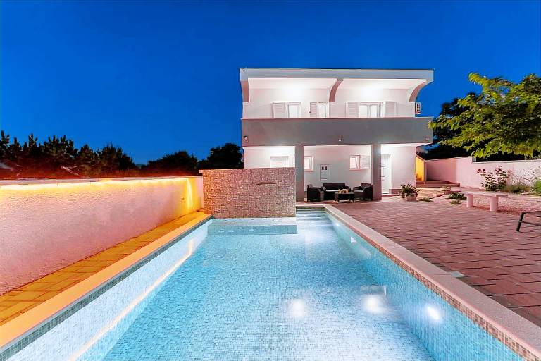 Ferienhaus in Ražanac für max. 9 Personen, Ferienhaus in Ražanac für max. 9 Personen,
