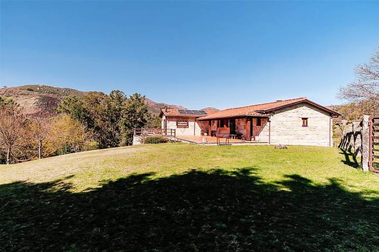Holiday Home 'Turismo Rural No Gerês' with Mountain View, Private Garden and Wi-Fi in Braga