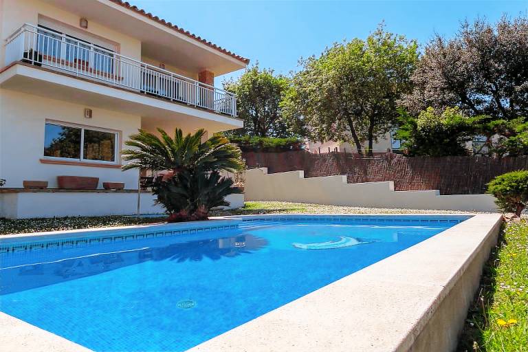 Lovely vacation home with private pool, garden & barbeque | Pet-friendly — photo 2