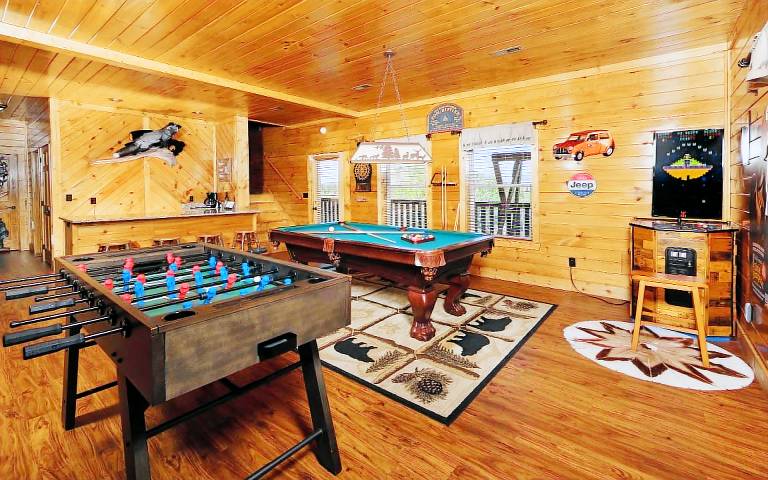 A Cloud 9 - Mountain Views, Hot Tub Bliss & Pool Table Fun! — photo 4