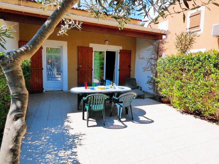 Villa with pool & patio — photo 2