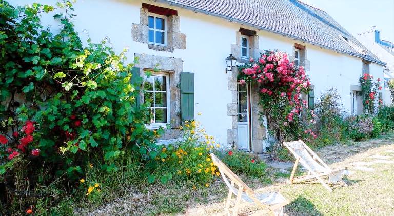 House with BBQ, patio & yard in Pontivy