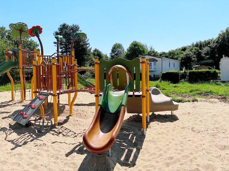 Beautiful mobile home with patio & heated pool | Dogs allowed — photo 3