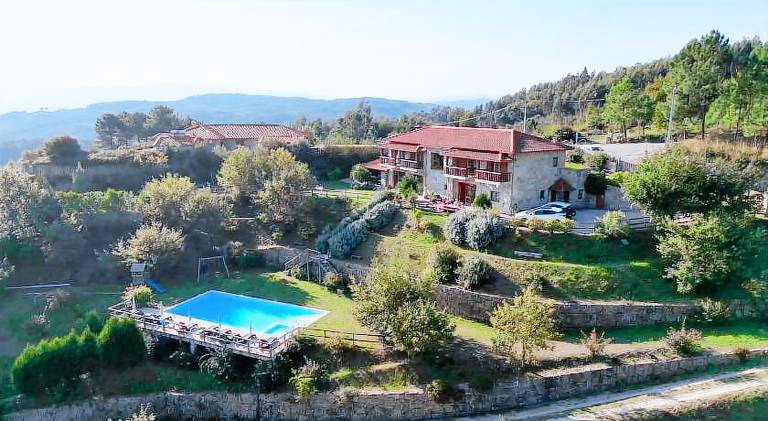 Wonderful vacation home with garden, terrace & private pool | Perfect for remote work | Pets allowed in Braga