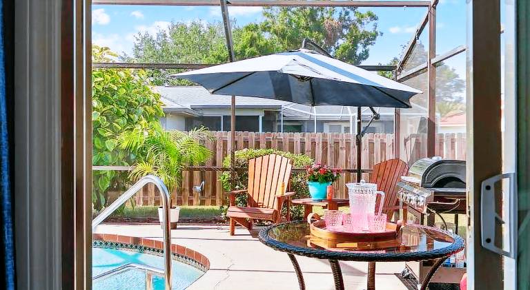 Vacation home with pool — photo 5