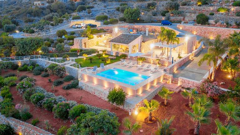 Fully equipped pleasant vacation home with yard, private pool & terrace | Pets are welcome — photo 3