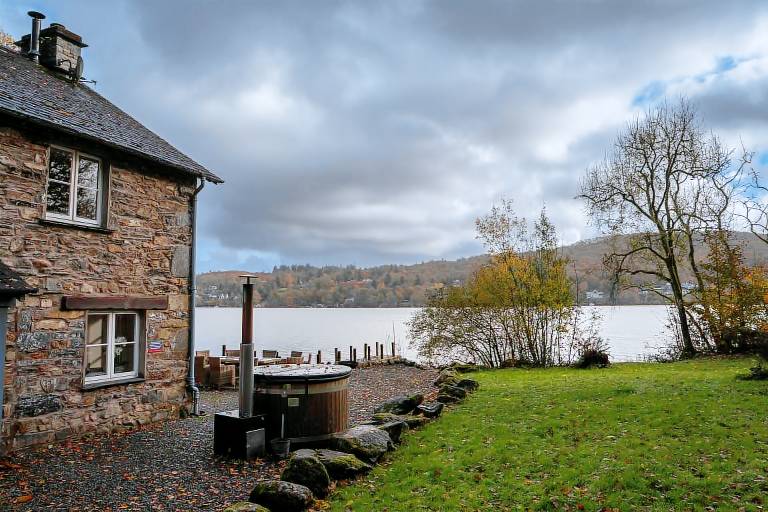 Family-oriented cottage with pool, hot tub & yard | Dogs allowed — photo 3