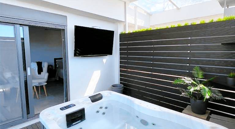 Apartment with hot tub — photo 2