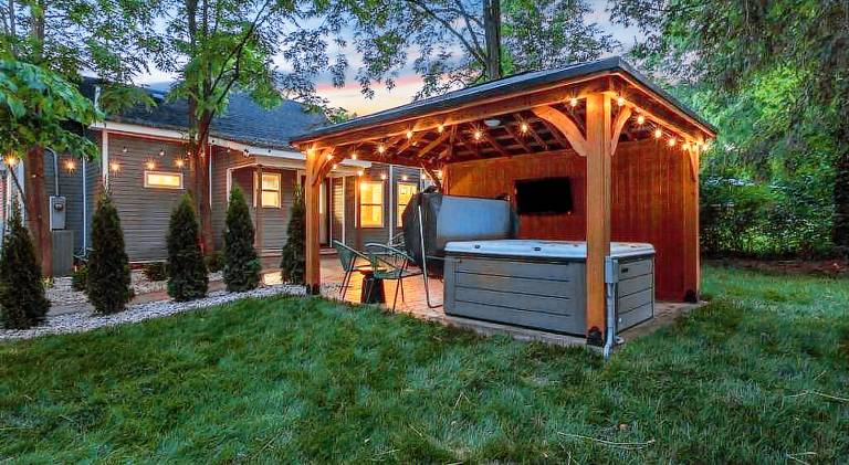 The Luxe/Hot Tub/12min to Horse Park/30 Min to Ark in Georgetown, KY