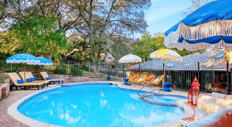 Vacation home with pool — photo 3