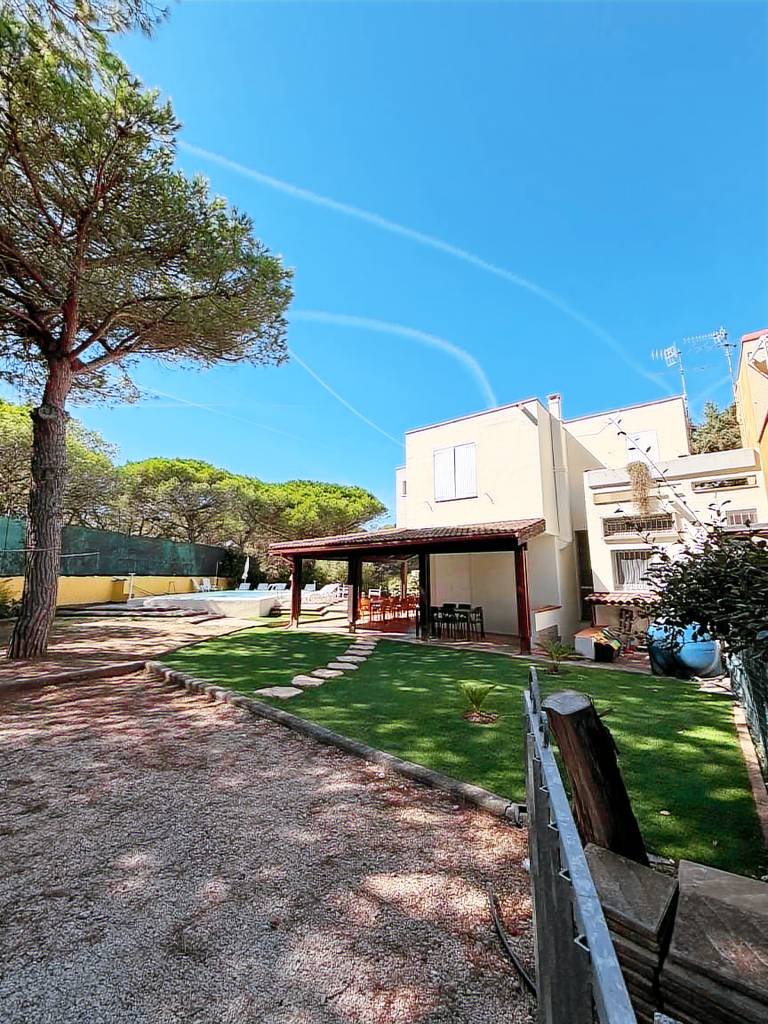 Child-friendly beautiful villa with BBQ, yard & private pool | Close to the beach | Pet-friendly — photo 3