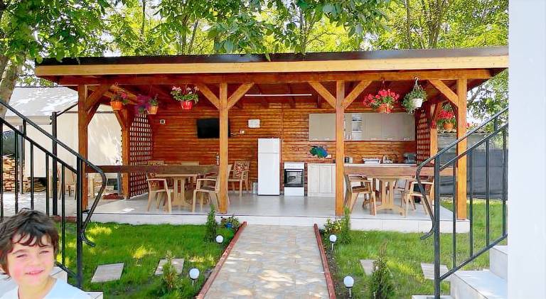 Ample house with yard & patio | Pets are welcome — photo 2