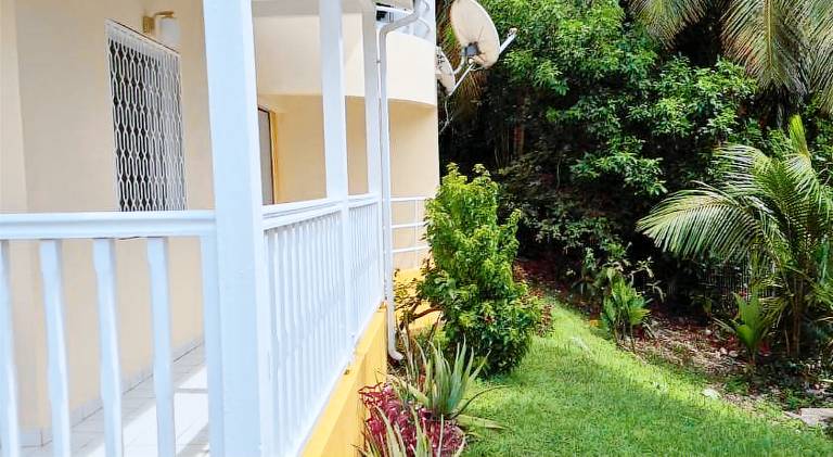 Holiday apartment with yard & patio — photo 3