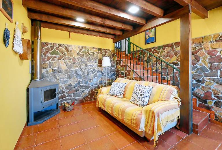 Child-friendly charming vacation home with patio & BBQ | Pets allowed — photo 4