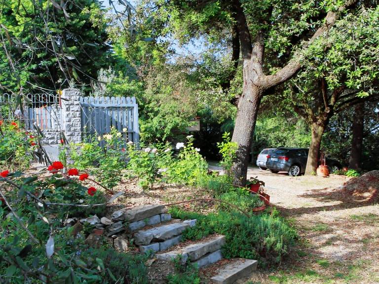 Rental apartment with yard, pool & barbeque — photo 3