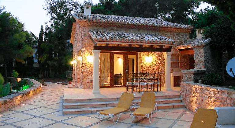 Villa with pool & patio | Dogs allowed — photo 3