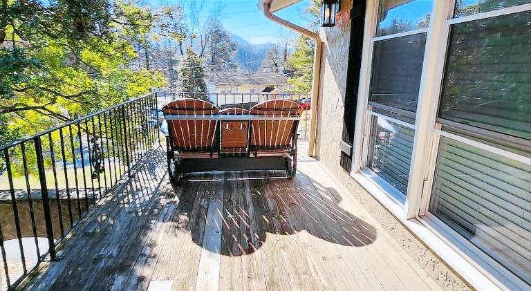 Ample house with hot tub | Pets allowed — photo 5