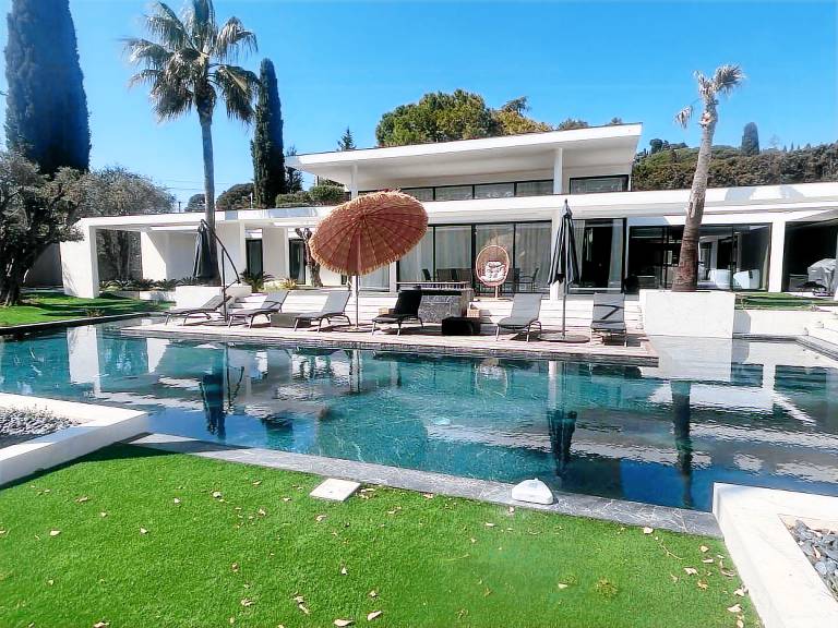 Vacation home with terrace, yard & private pool — photo 4