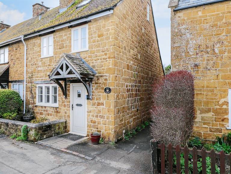 Child-friendly cottage with yard | Pets allowed — photo 2