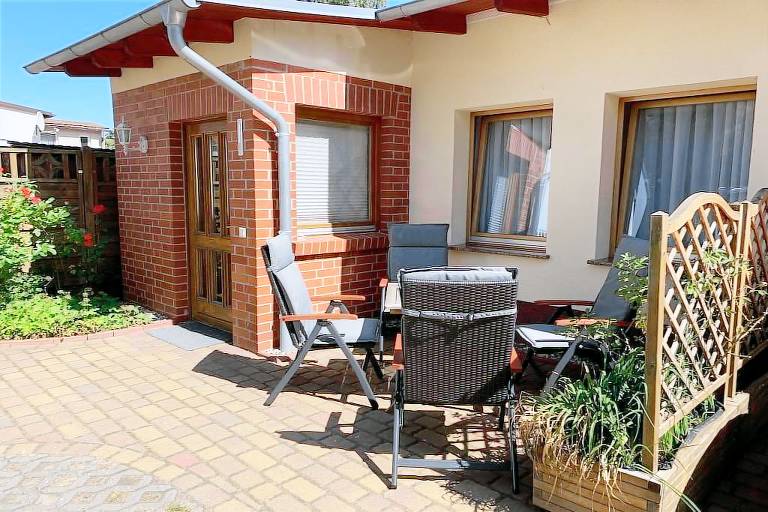 Vacation home with barbecue, terrace & yard — photo 2