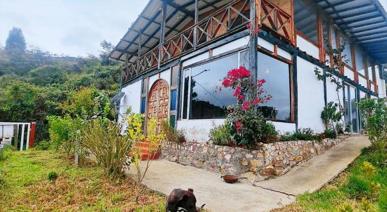 Wonderful house with patio & garden | Suitable for remote work | Dogs allowed in Bogotá