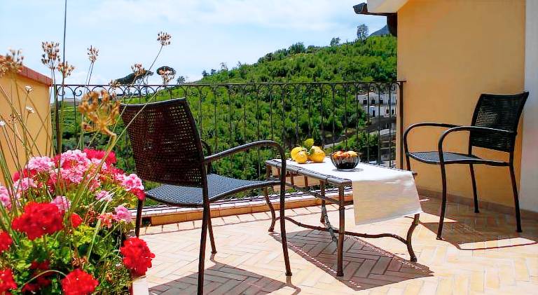 Serviced apartment with patio & pool — photo 4