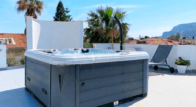 Apartment with jacuzzi — photo 3