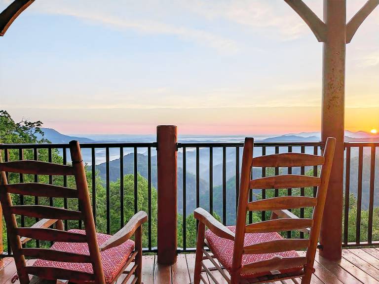 2 king beds, stunning mountain views, 4 spacious decks, private back deck, court in Sevierville, TN