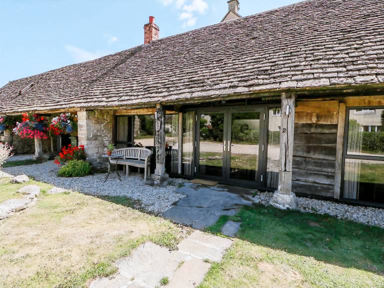 Cottage with yard — photo 2