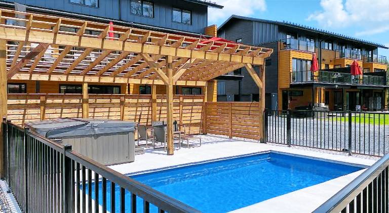 Le Memph Aigle spacious comfortable condo cottage eco friendly 3 bedrooms - hot tub & pool Memphrema — photo 4