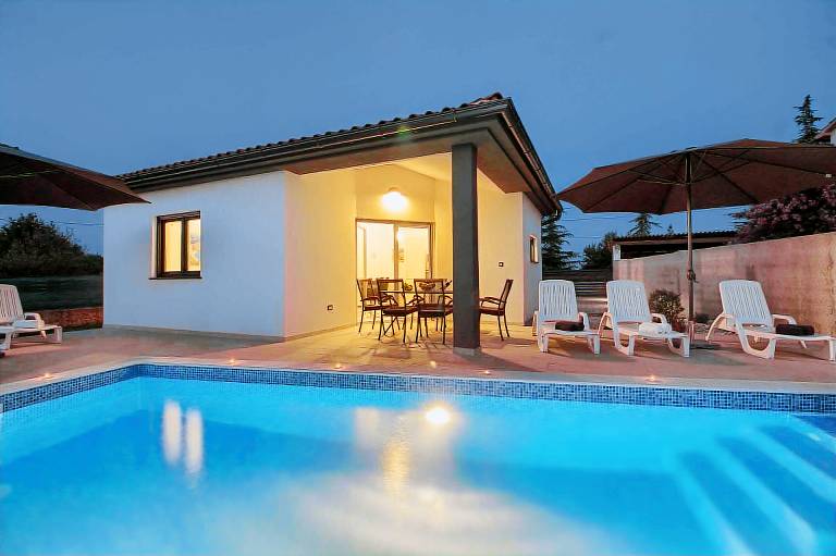Villa with pool, barbeque & patio — photo 4