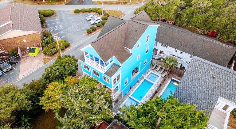 House with pool — photo 3