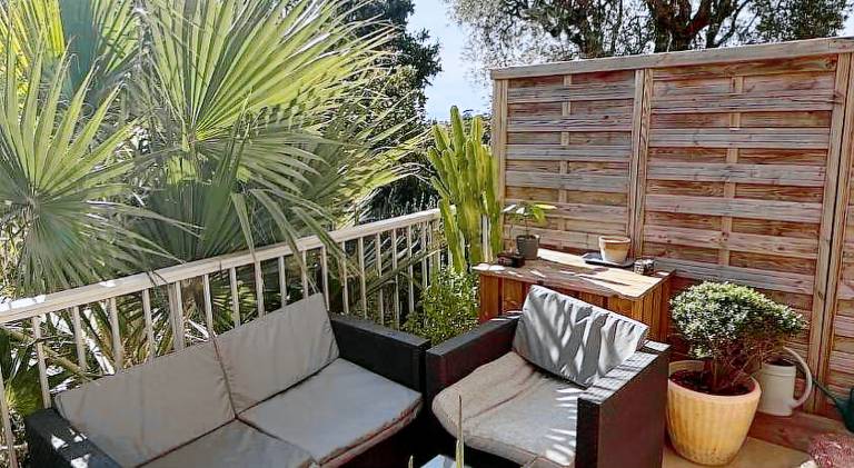 Holiday apartment with patio & yard | Close to Sainte Jeanne d'Arc Church — photo 3